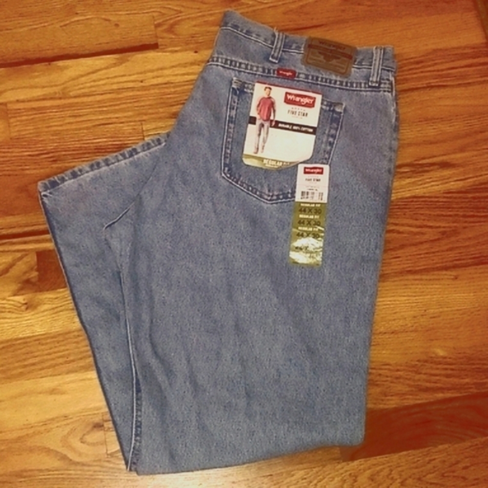 Wrangler Classic 5 pocket Medium Wash Jeans. Size 44x30 Regular Fit